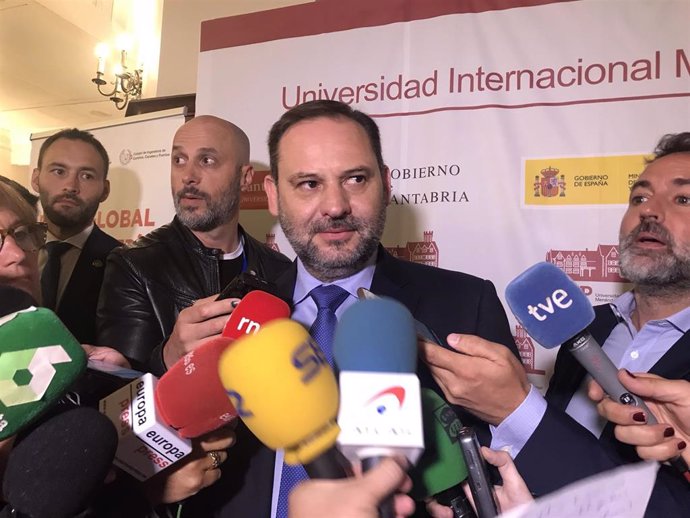 El ministro de Fomento en funciones y secretario de Organización del PSOE, José Luis Ábalos, atiende a los medios en la UIMP
