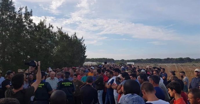 Huelva.- Cientos de vecinos de Lucena impiden a técnicos de la CHG trabajar en el cierre de los 77 pozos sancionados