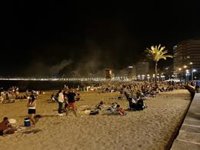 Cullera reduce un 50% el vidrio en las playas la Noche de San Juan tras prohibir la entrada de alcohol