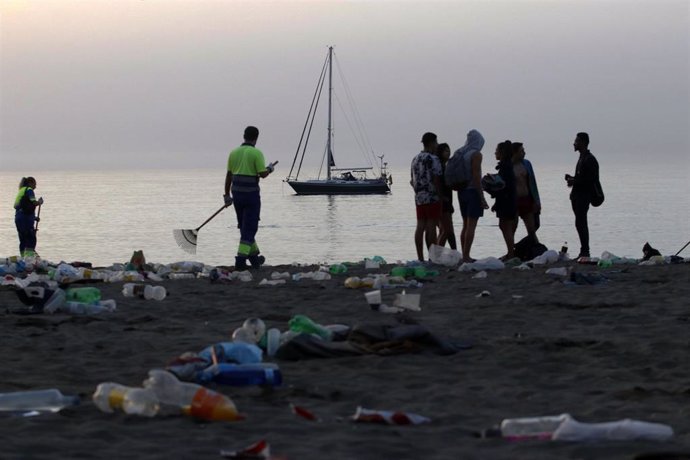 Limpieza de la playa de La Malagueta tras las fiestas de San Juan.