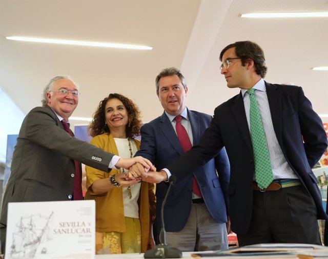 La ministra de Hacienda en funciones, María Jesús Montero, junto al alcalde de Sevilla, Juan Espadas, en un acto este lunes