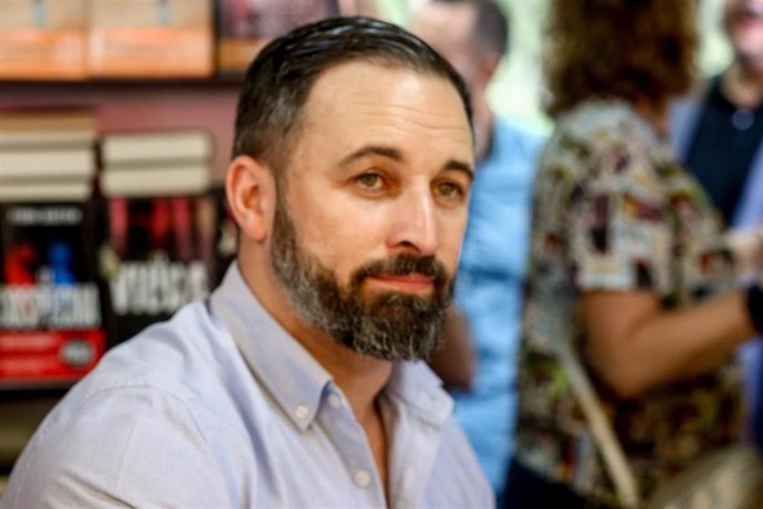 El presidente de Vox, Santiago Abascal, acompaña al escritor Fernando Sánchez Dragó en su firma en la Feria del Libro de Madrid.