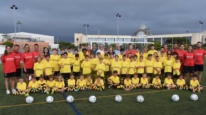 Un total de 61 escolares participan en el VII Campus Infantil de Fútbol de la Universidad de Cádiz (UCA), en su complejo deportivo universitario del campus de Puerto Real (Cádiz).