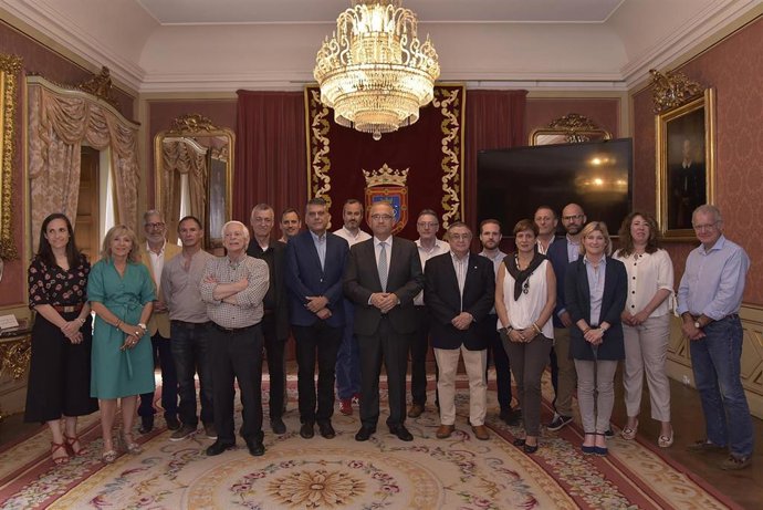 El Ayuntamiento de Pamplona recibe a los participantes en el Campeonato de España de Ajedrez infantil y cadete.