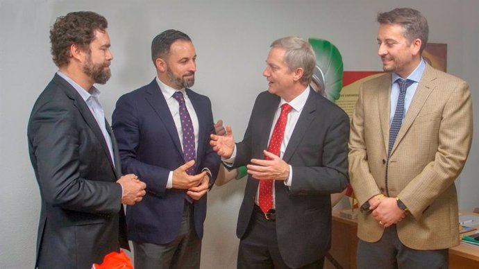El presidente de Vox, Santiago Abascal, y su portavoz parlamentario, Iván Espinosa de los Monteros, en una reunión con el líder del Partido Republicano de Chile, José Antonio Kast, y el fundador de la formación, Alejandro Martini.