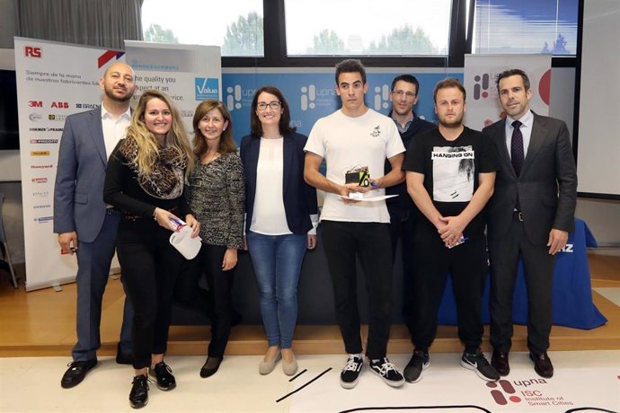 Ganadores de la competición de diseño de robots de mini-sumo en la Universidad Pública de Navarra. De izq. A dcha.: Luigi Larusso, Verónica Martínez, Marta Ventosa, Virginia Clemos, Jon González Arriazu, Carlos Ruiz, Antonio Vasilev e Ignacio Castro.