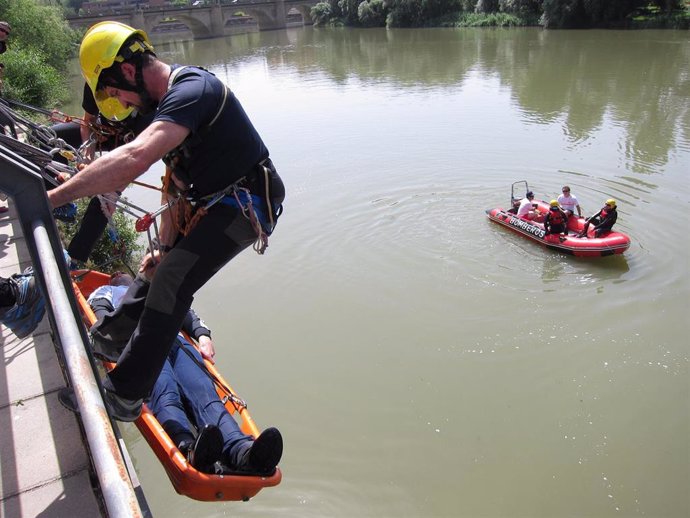     Los bomberos de Logroño han realizado este jueves un simulacro de rescate en el río Ebro, a la altura de la Casa de las Ciencias, en el que han trabajado de manera conjunta los grupos de rescate acuático y de altura