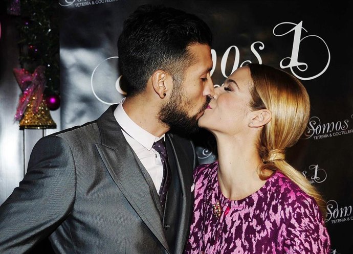 Tamara Gorro y Ezequiel Garay demostrando su amor con un beso. Este lunes la pareja están de aniversario y es que hace siete años que pasaron por el altar y lo han querido recordar en sus redes sociales.