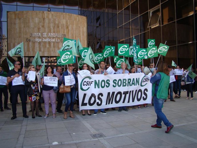    Representantes del sindicato CSIF se han concentrado este lunes en el complejo judicial de La Caleta, en Granada capital, para denunciar "la inaceptable parálisis de la negociación colectiva" en el marco de la Mesa Sectorial de Justicia