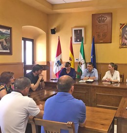 El viceconsejero de Presidencia, Administración Pública e Interior de la Junta de Andalucía, Antonio Sanz, se reúne con la alcaldesa de Prado del Rey, Vanesa Beltrán, y su equipo de gobierno