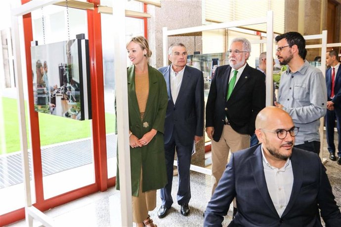 La conselleira de Política Social, Fabiola García, y el presidente del Parlamento, Miguel Ángel Santalices.