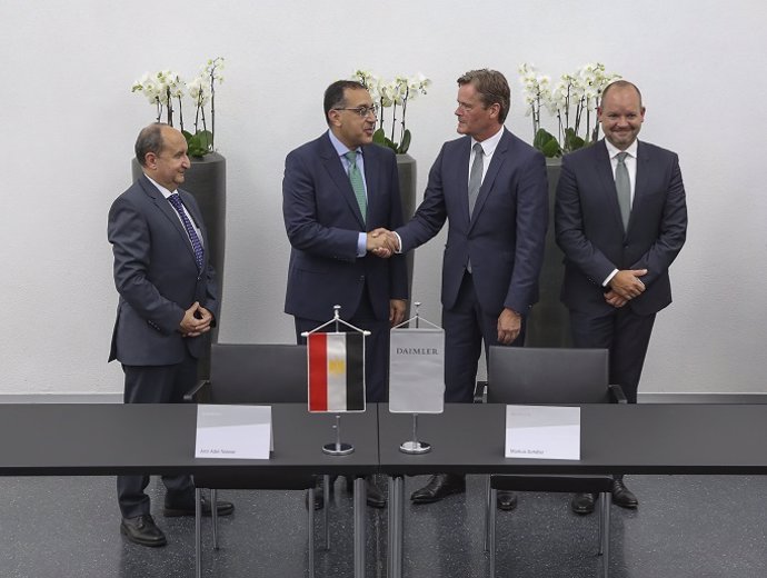 Mercedes-Benz Cars and the Egyptian government have signed a Memorandum of Understanding for local assembly of Mercedes-Benz passenger cars in Egypt: (f.L.T.R.) H.E. Eng. Amr Adel Nassar, Minister of Trade and Industry, H.E. Mostafa Kemal Madbouly, Prim