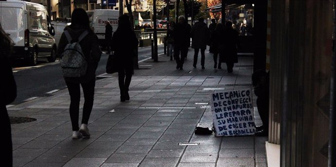 Persona sin hogar pide dinero en la vía pública