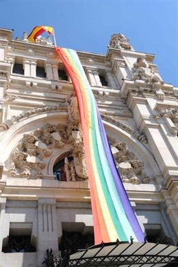 Vox rechaza que Almeida cuelgue en Cibeles bandera LGTBI