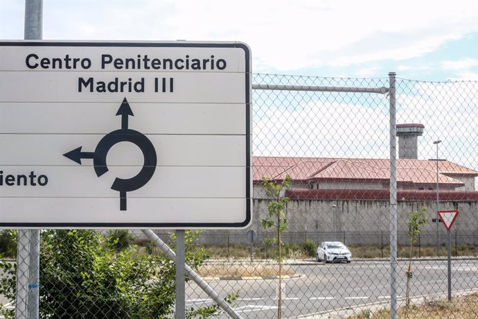Indicació per al Centre Penitenciari Madrid III  ( km. 4,5, Ctra. Pinto-Sant Martin de la Vega, 28340 Valdemoro, Madrid), on es té previst que pernoctin els presos independentistes després del seu trasllat de la presó de Soto del Real.