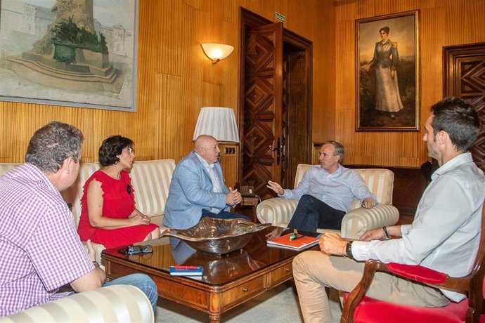 Reunión del alcalde con representantes de la FABZ