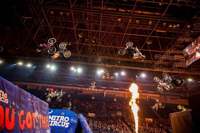 NITRO CIRCUS IRRUMPIENDO EN EL WANDA METROPOLITANO CON SUS ACROBACIAS ENCIMA DE MOTOS Y BICICLETAS