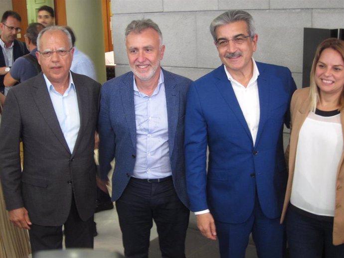 Rodríguez (tercero por la izquierda), tras el acuerdo en Canarias