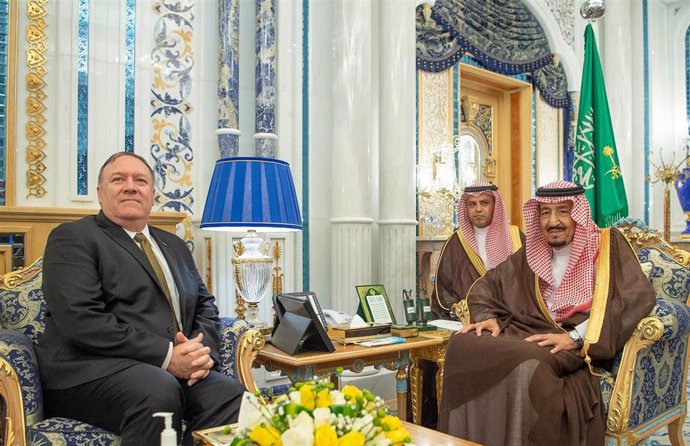 El secretario de Estado de EEUU, Mike Pompeo, y el monarca saudí Salman