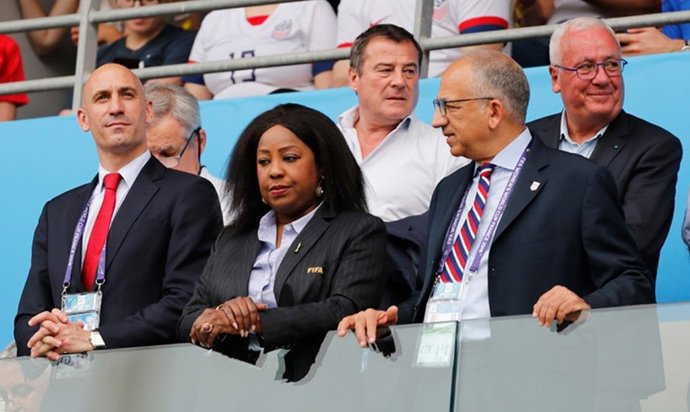 Luis Rubiales en el palco del estadio Auguste-Delaune antes del España-Estados Unidos del Mundial de Francia