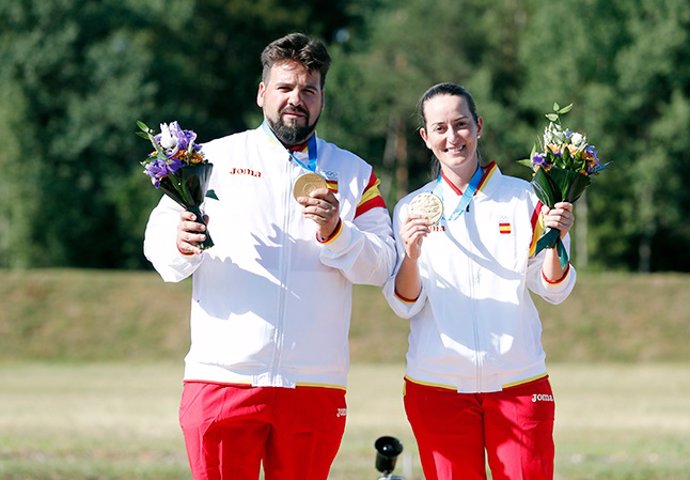 Los tiradores españoles Antonio Bailón y Fátima Gálvez con su oro en foso olímpico mixto de los Juegos Europeos de Minsk