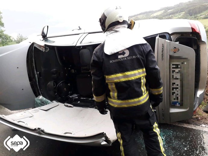 Un bombero frente al coche siniestrado en Venta de la Rana, en Villaviciosa.