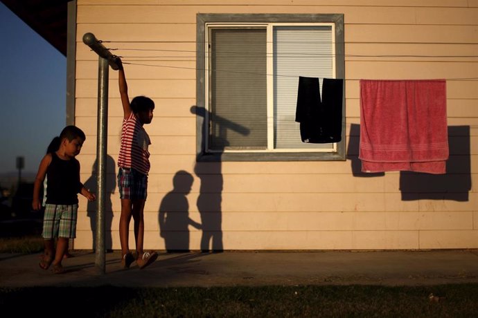 Children play at a migrant farm labor housing center in Bakersfield, California, United States, July 23, 2015. California is in the fourth year of a catastrophic drought. Picture taken July 23, 2015. REUTERS/Lucy Nicholson - RTX1M2J4