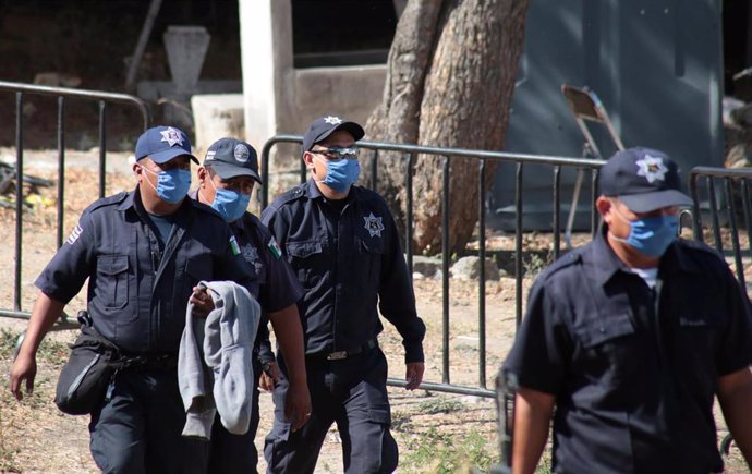 Las autoridades federales y estatales mexicanas tras localizar varios cadáveres en una fosa. 