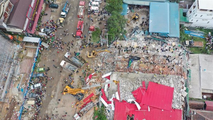 Vista aérea del derrumbe de un edificio en construcción en Sihanoukville.