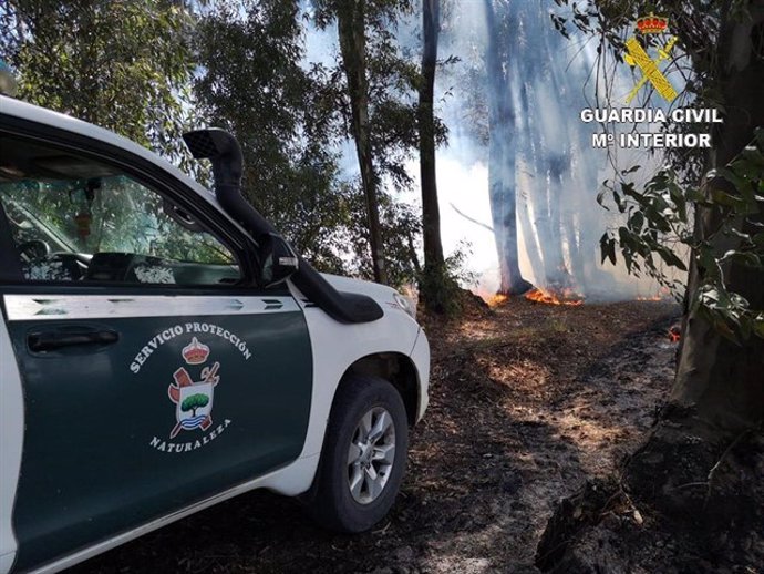 Vehículo del Seprona en un incendio en Huelva