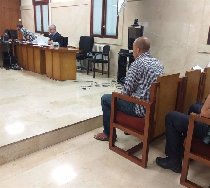 El acusado de apuñalar a dos hombres en Palma, durante el juicio en la Audiencia