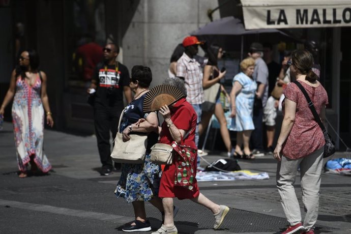 Recursos de calor, verano, sol, buen tiempo, mujer con abanico