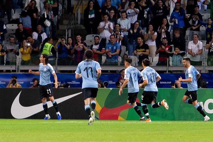 16 June 2019, Brazil, Belo Horizonte: Uruguay's Edinson Cavani (L) celebrates scoring during the 2019 Copa America Group C soccer match between Uruguay and Ecuador at the Mineirao Stadium. Photo: Warley Soares/AM Press via ZUMA Wire/dpa