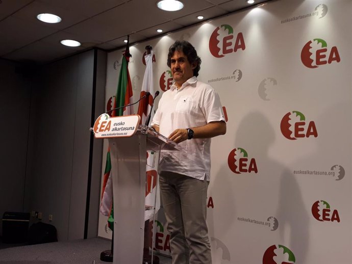 Pello Urizar en una rueda de prensa para explicar su dimisión como secretario general de EA