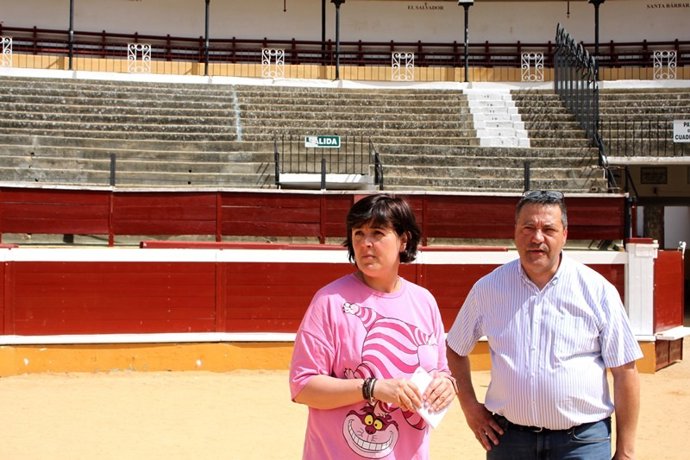 La concejal de Obras y Servicios Públicos de Soria, Ana Alegre, y el aparejador municipal, Tomás Ergueta, en la visita a la plaza de toros de la ciudad.