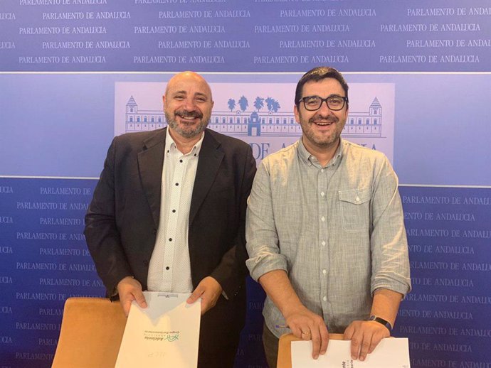 Los diputados de Adelante Andalucía José Luis Cano y Guzmán Ahumada, en rueda de prensa