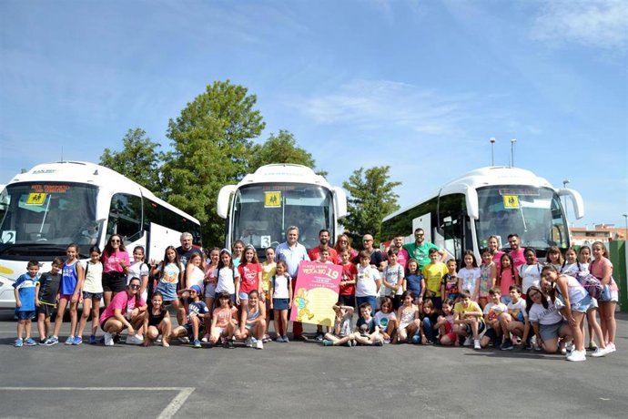 Un grupo de jóvenes antes de partir a los Campamentos de Cerro Muriano