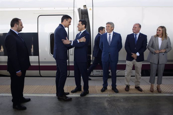 El presidente del Gobierno en funciones, Pedro Sánchez (i), y el presidente de la Junta de Andalucía, Juanma Moreno (d) inaugura la nueva línea de Alta Velocidad Madrid-Antequera-Granada en la Estación de Antequera Santa Ana.