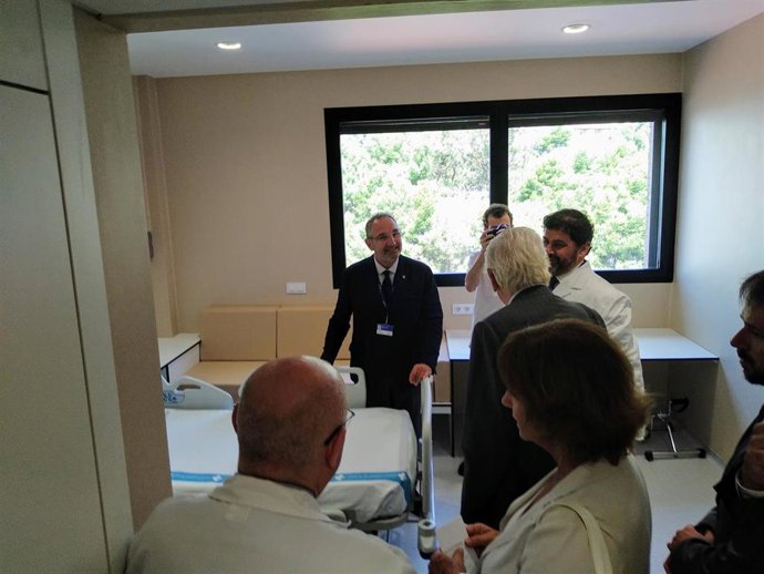 V.Martínez, A.Vila Casas y F.Bosch en una habitación de la nueva unidad