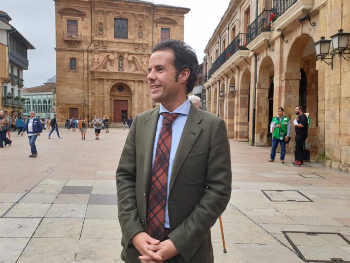 El portavoz de Ciudadanos en Oviedo y Primer teniente de alcalde del Ayuntamiento, Ignacio Cuesta,  atiende a los medios en la Plaza de la Constitución.