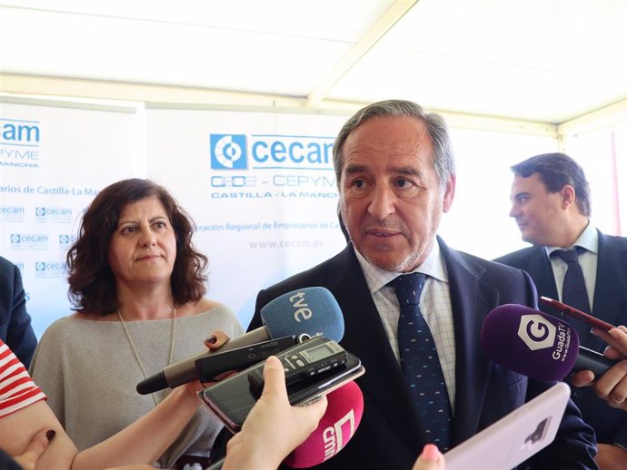 El presidente de Cecam, Ángel Nicolás, atiende a los medios