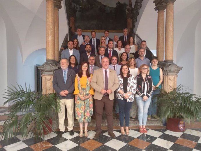 Antonio Ruiz (centro), junto a los miembros de la Corporación provincial