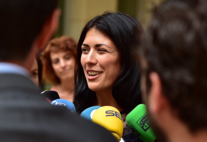 La diputada de Unides Podem, Naiara Davó, atiende a los medios de comunicación tras recoger su acta de diputada en Les Corts Valencianes.