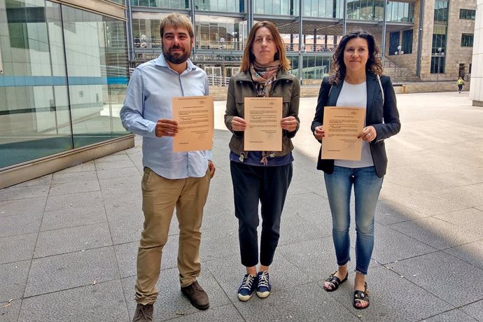 Los diputados de Podemos Daniel Ripa, Lorena Gil y Nuria Rodríguez recogen sus actas de diputados de la Junta General del Principado de Asturias.