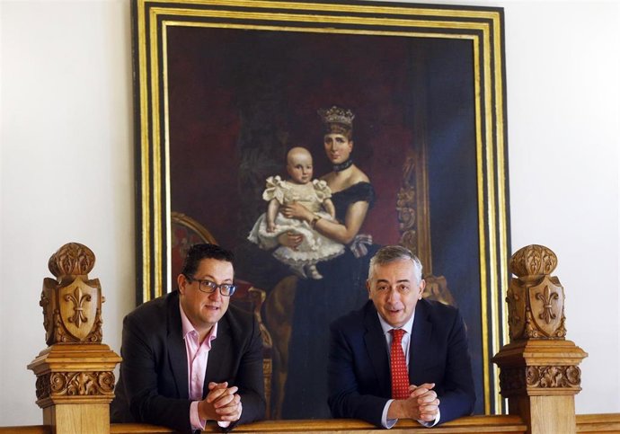 El Director General De FUNCAS, Carlos Ocaña,  Y El Director General De Economía Y Estadística Del Banco España, Óscar Arce, Momentos Antes De Intervenir En El Curso De La UIMP