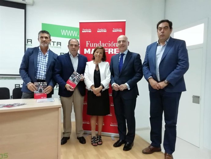 José Luis Perea, Lorenzo Amor, Julián Trinchet y Rafael Amor, con la directora del Área de Seguro y Previsión Social de la Fundación Mapfre, Mercedes Sanz, en la presentación del informe realizado por ATA para Mapfre