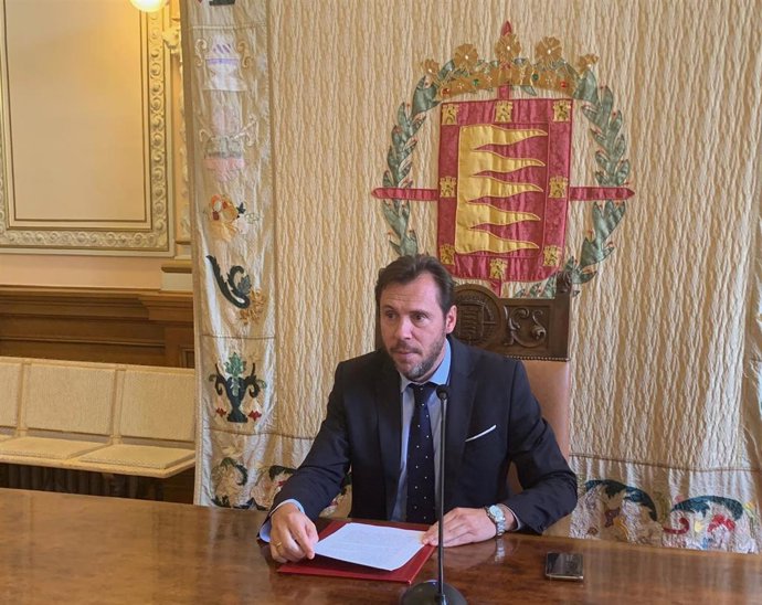 El alcalde de Valladolid, Óscar Puente, durante la rueda de prensa en la que anunció su intención de gobernar en solitario