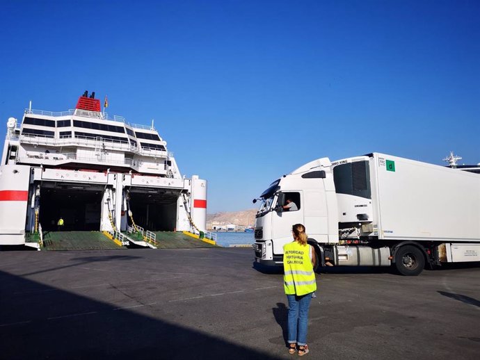 Un camión entra en un buque en el Puerto de Almería