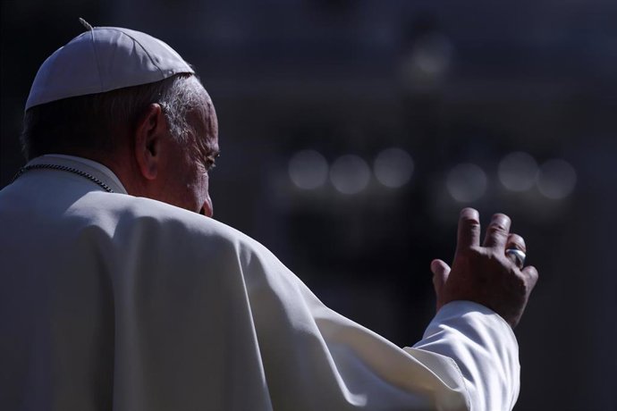 19 June 2019, Vatican, Vatican City: Pope Francis greets people as he arrives to lead his weekly general audience in St. Peter's Square at the Vatican. Photo: Evandro Inetti/ZUMA Wire/dpa
