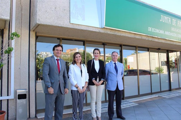 La consejera de Empleo, Rocío Blanco, junto el resto de autoridades en su visita a Huelva.